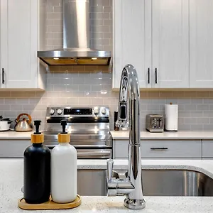 Holiday home Stylish/4bedroom/freeparking/indoorfireplace, Calgary